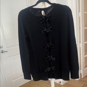 Sweater w/velvet bows on BACK side